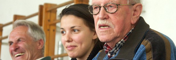 Die beiden Zeitzeugen im Gespräch mit Schülern. [Foto: MSB]